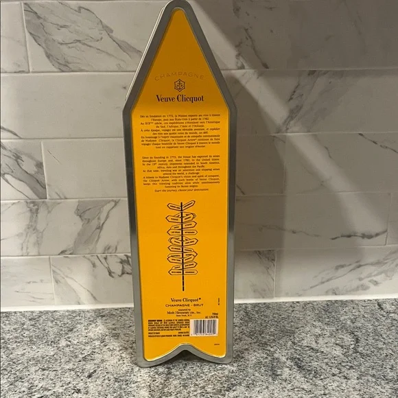 New Veuve Clicquot Dallas Arrow Box Yellow - Picture 8 of 9